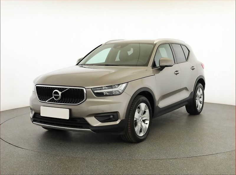 Volvo XC40 (2021) B4 - fotka 2 z 17