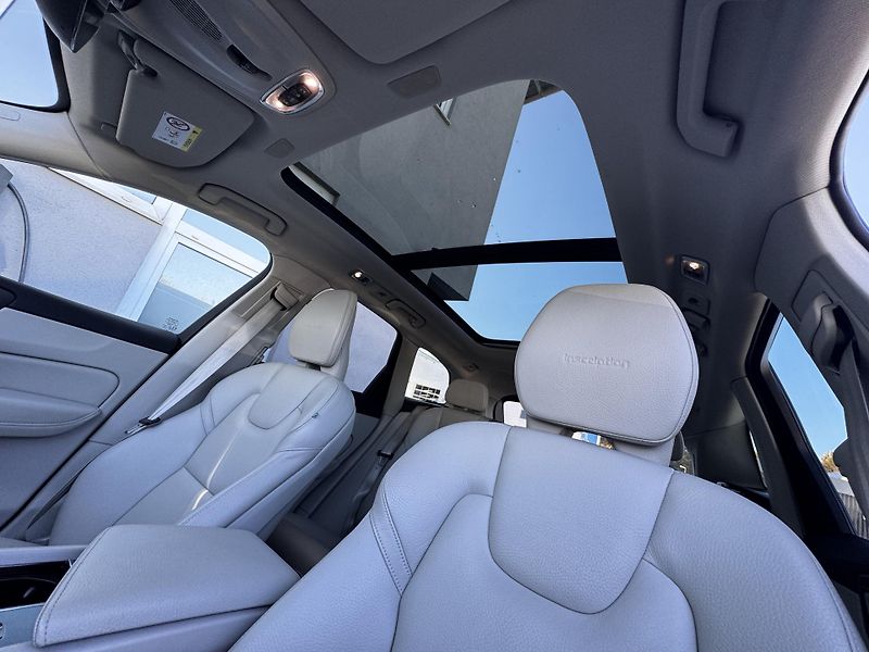 Volvo XC60 FWD B5/vzduch/4*klima/PANO/  - fotka 21 z 43
