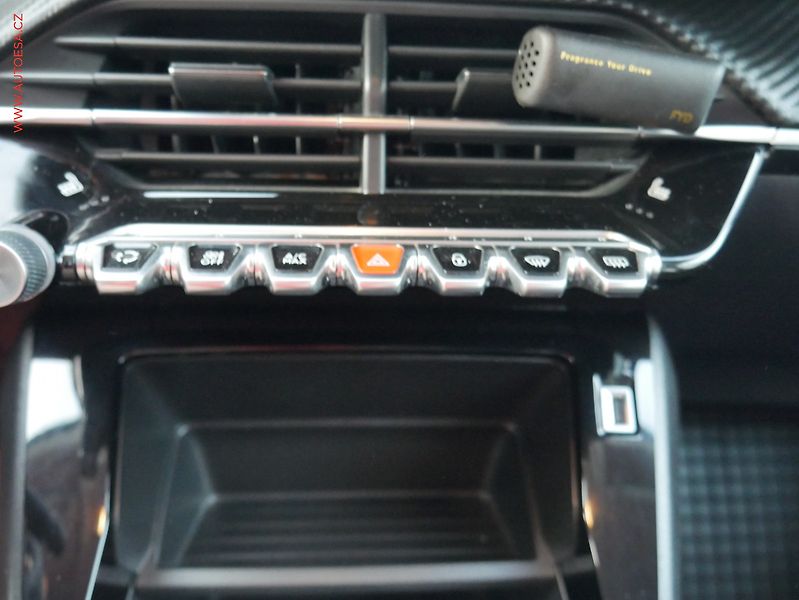 Peugeot 2008 (2020) 1.2 PT, 2.maj,ČR, AC, temp - fotka 16 z 17