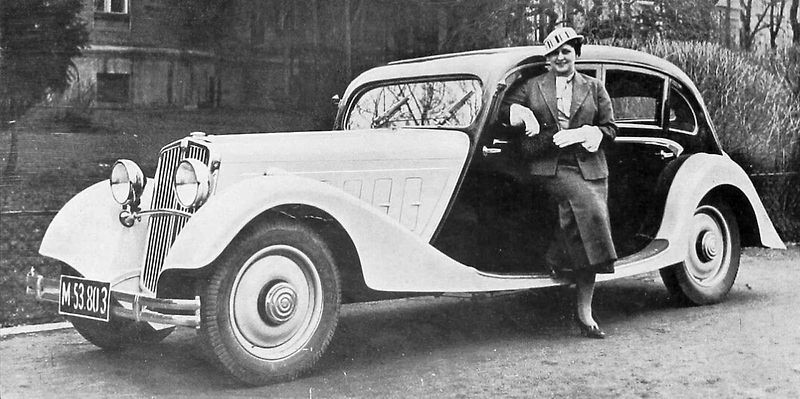 Před 100 lety se v továrně Wikov rozhodli pro zahájení výroby automobilů. Na snímku je renovovaný Wikov 35 Kapka, první československý aerodynamický automobil.