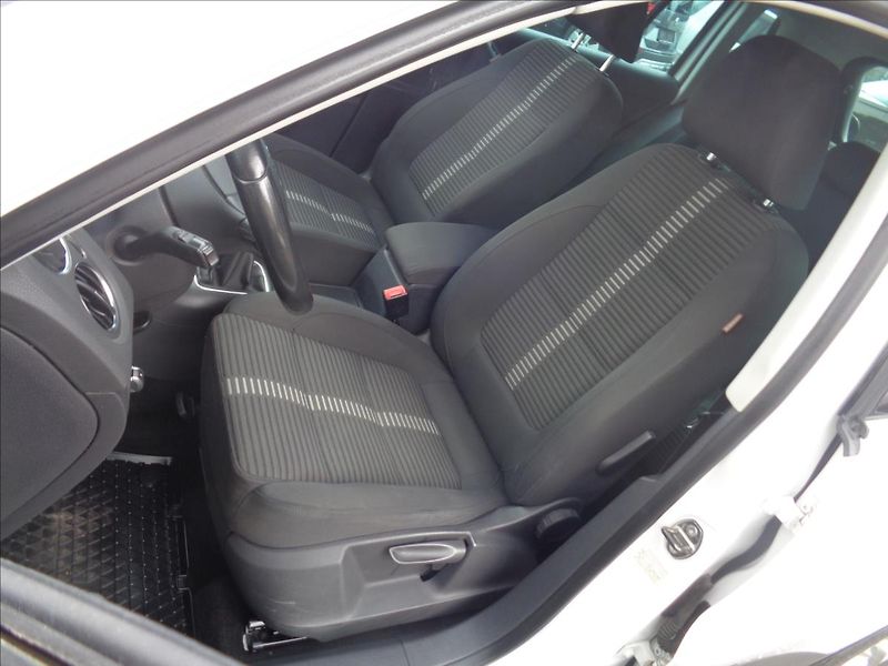 Volkswagen Tiguan 2,0 - fotka 14 z 17