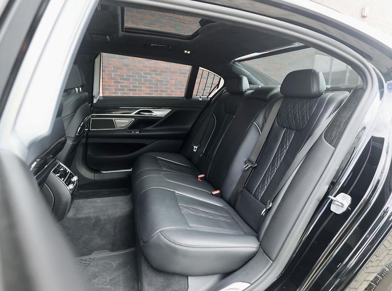 BMW Řada 7 (2019) M760Li xDrive - fotka 26 z 47