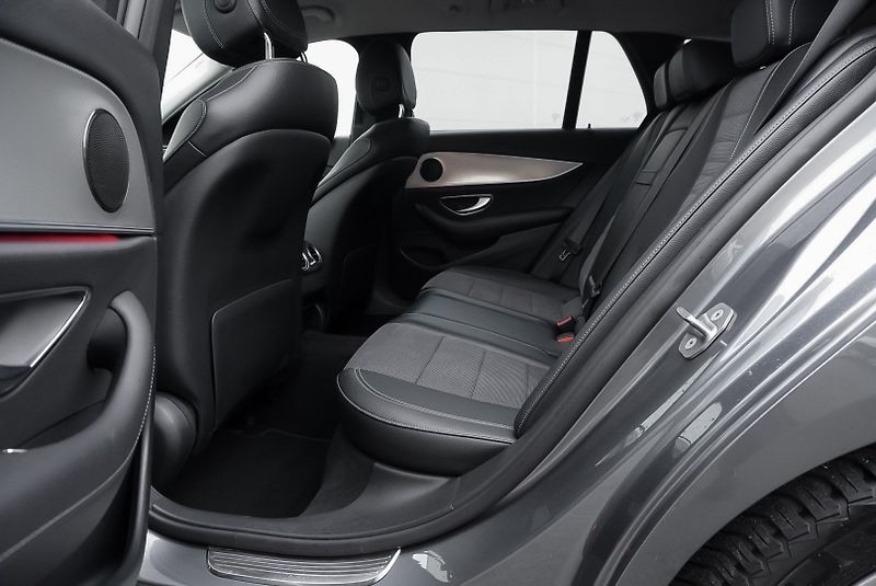 Mercedes-Benz Třídy E E  220 d AMG LINE - fotka 18 z 27