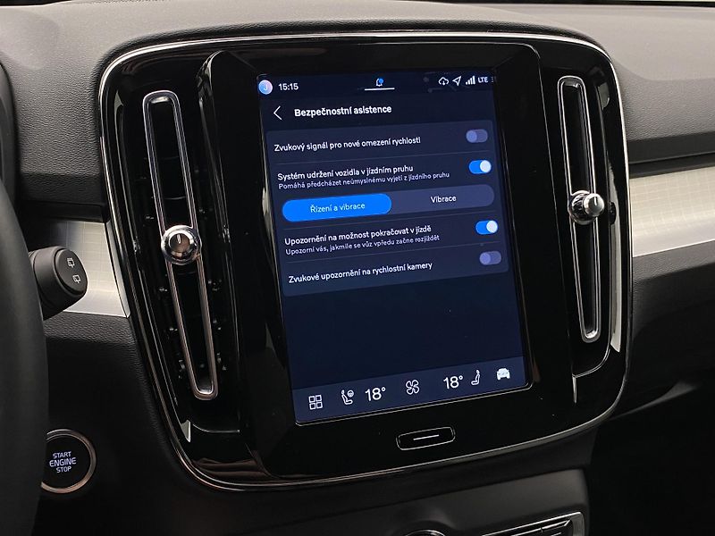 Volvo XC40 B3 AUT DARK PLUS - fotka 49 z 62