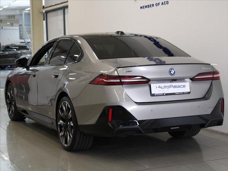 BMW Řada 5 550e xDrive M-paket Bowers   3 - fotka 3 z 32