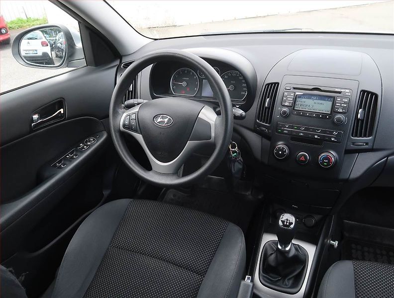 Hyundai i30 (2010) 1.4 CVVT, LPG, Serv.kniha - fotka 7 z 17