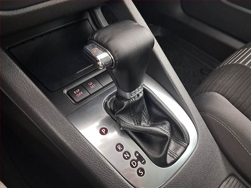 Volkswagen Golf (2008) Comfortline 1.9 TDI, Automat - fotka 16 z 18