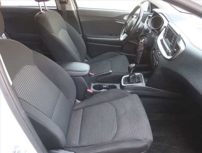 Kia Ceed (2020) 1.0 T-GDI, Tempomat - fotka 9 z 16