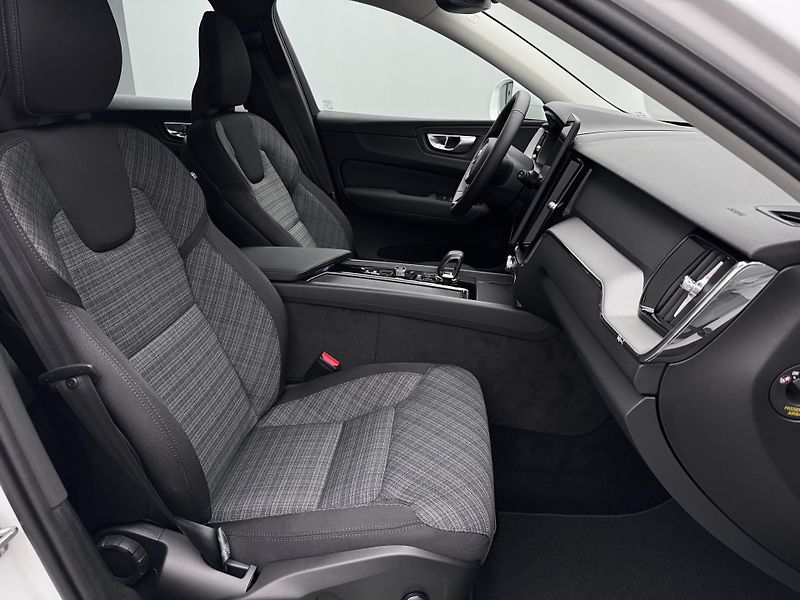 Volvo XC60 (2026)  B5 AWD AUT ESSENTIAL - fotka 17 z 20