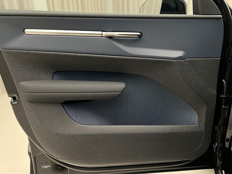 Volvo EX30 (2026) P8 AWD electric ULTRA BLACK  - fotka 7 z 49