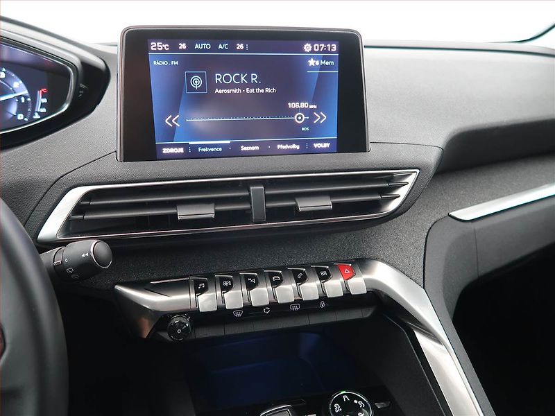 Peugeot 3008 (2019) Allure Pack 1.6 PureTech - fotka 12 z 21