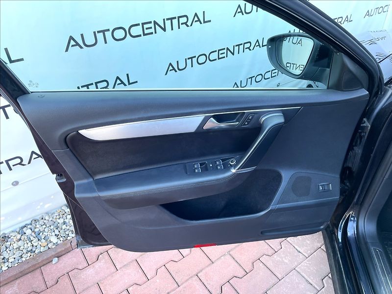 Volkswagen Passat 2,0 TDi,103kW,HIGHLINE,STK 7/2 - fotka 22 z 26
