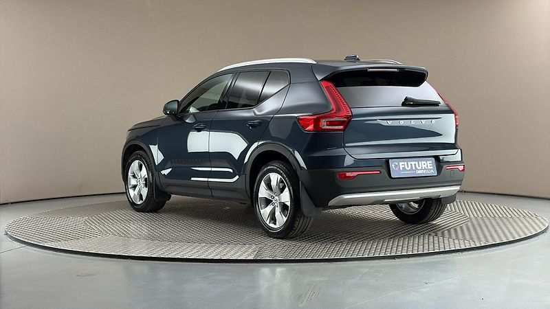 Volvo XC40 2.0 B4 AUT AWD Momentum Pro - fotka 2 z 29
