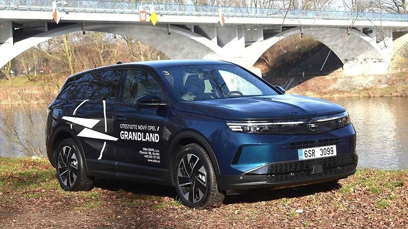 Nový Opel Grandland při první tuzemské testovací jízdě