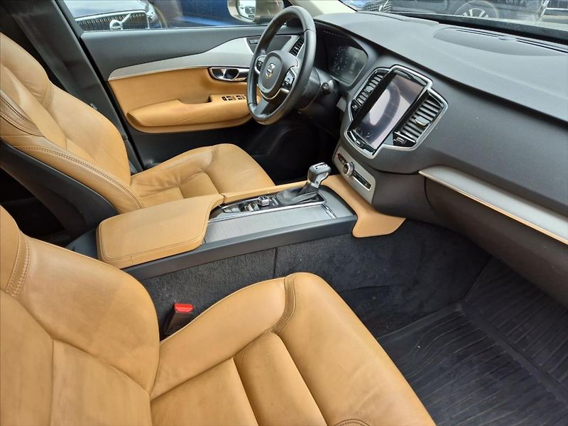 Volvo XC90 2,0 D5 AWD - fotka 13 z 15