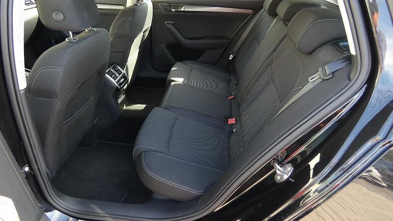 Škoda Superb Combi 2,0 TDI DSG Style - fotka 20 z 24