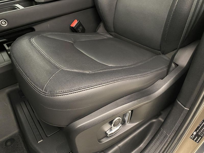 Land Rover Defender 130 D300 SE AWD AUT CZ - fotka 24 z 58