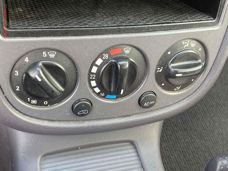 Mercedes-Benz Třídy A (2003) 1.4i 140, AC - fotka 13 z 16