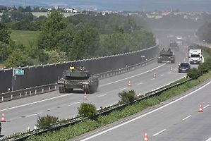 První armádní výcvik přesunu tanků Leopard 2A4 na dálnici D35.