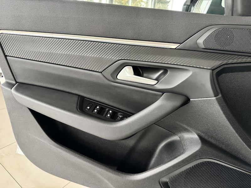 Peugeot 508 Hybrid 225*AT8*REZERVACE! - fotka 29 z 38