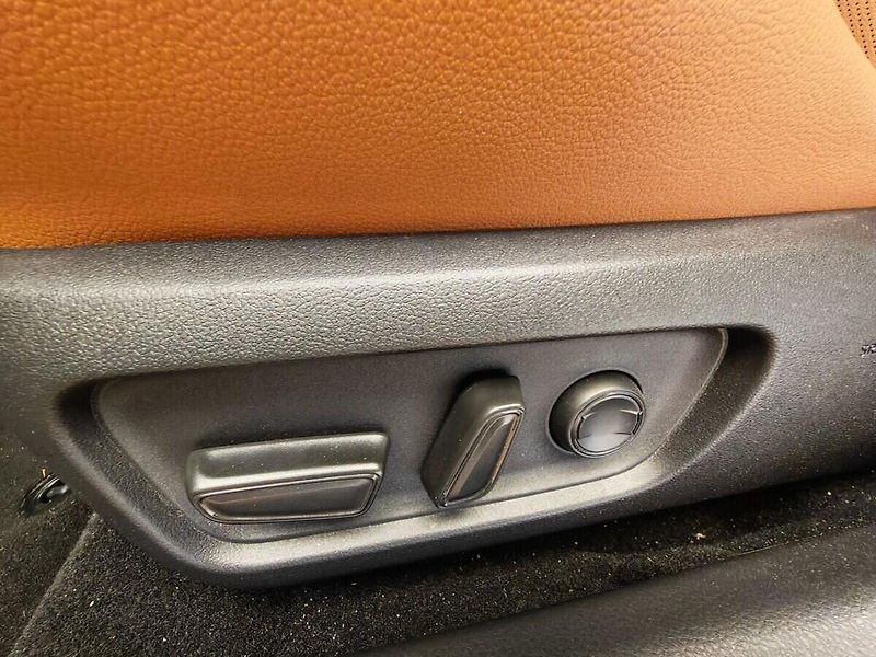 Toyota Camry 2.5 Hybrid Executive - fotka 14 z 39