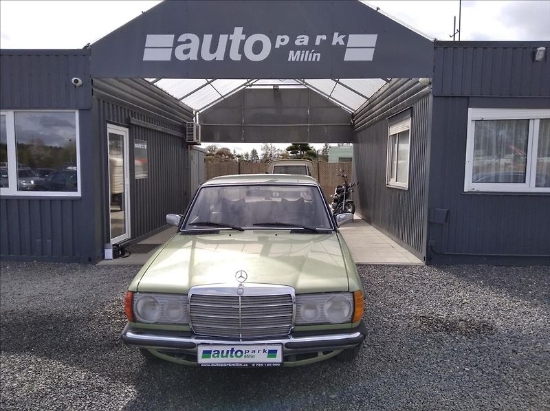 Mercedes-Benz 200 2,0   200 D 123 - fotka 2 z 13