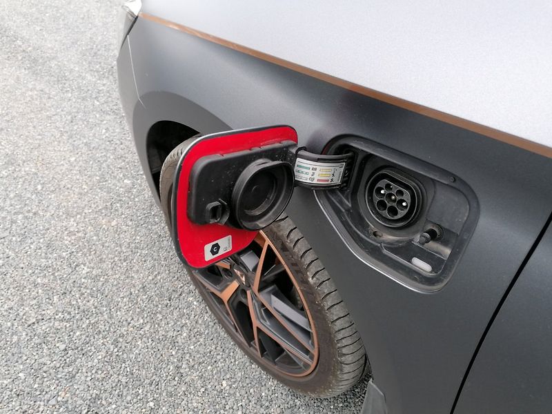 Seat Leon (2021) 1.4 TSi E-HYBRID Cupra Design - fotka 33 z 35