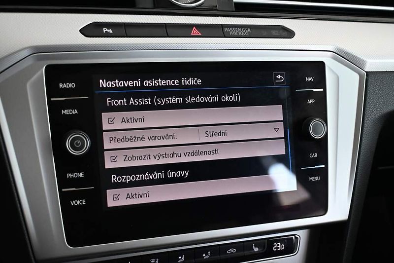 Volkswagen Passat (2018) 2.0 LED ACC TDI - fotka 18 z 32