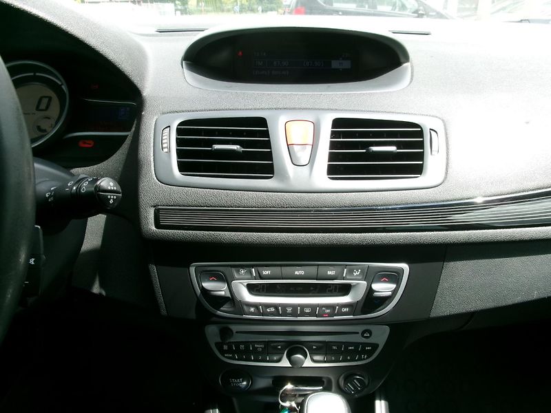 Renault Mégane (2011) 1,5dCi AUT AC BT TEMP TAŽNÉ - fotka 23 z 26