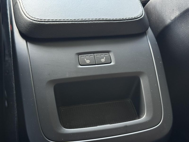 Volvo XC90 B5 (nafta) AWD PLUS DARK - fotka 28 z 51