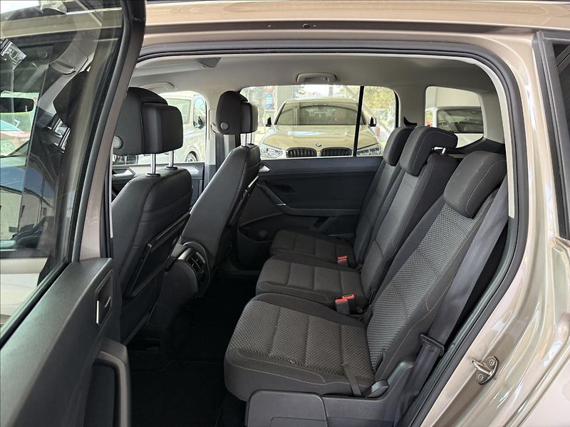 Volkswagen Touran 2,0   TDI 110kW,1.MAJ,7MÍST,TA - fotka 20 z 28