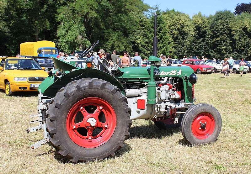 Traktor Zetor 25 A s hranatými blatníky na Srazu trucků v Děpoltovicích na Karlovarsku.