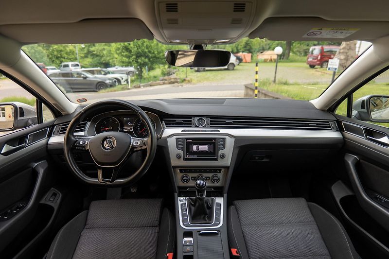 Volkswagen Passat 2.0 TDI 110 kW DCC BLIS ACC Ta - fotka 15 z 34