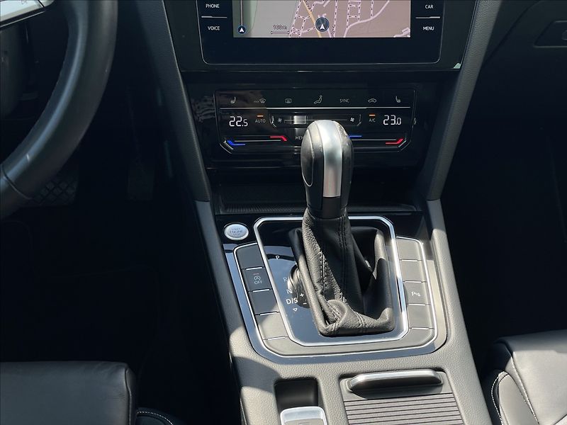Volkswagen Passat Variant 2,0 TDI DSG Elegance ACC+LED - fotka 10 z 21
