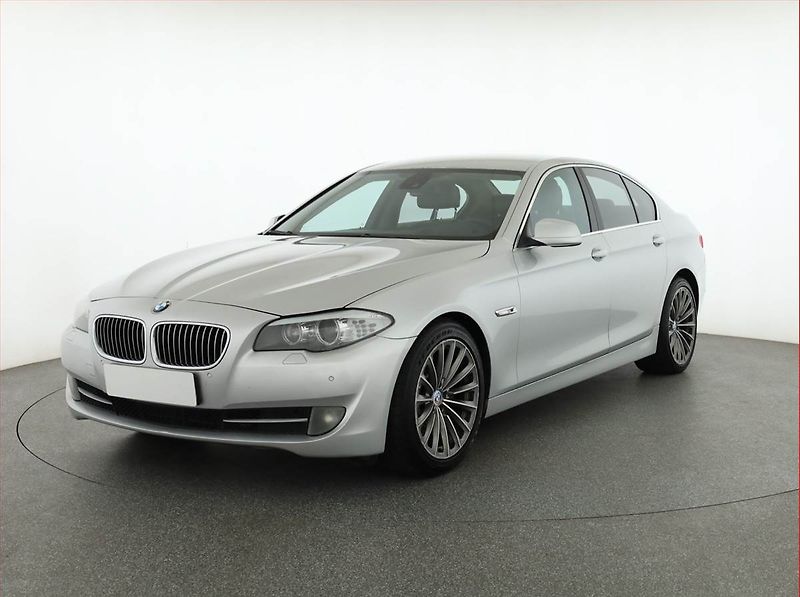 BMW Řada 5 (2010) 530d, Automat, Navi, Xenony - fotka 2 z 17