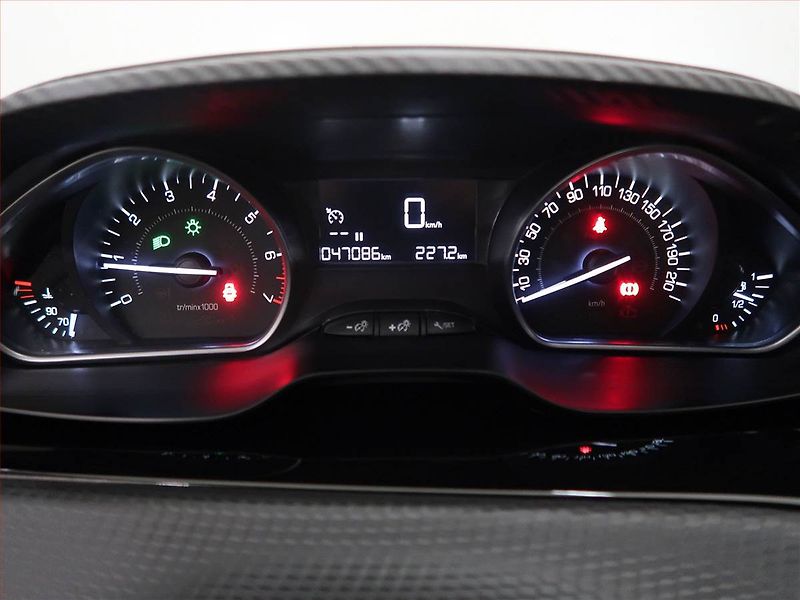 Peugeot 2008 (2019) 1.2 PureTech, ČR,1.maj - fotka 11 z 14