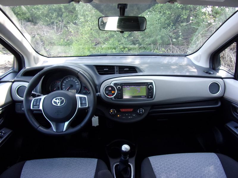 Toyota Yaris (2012) 1.3i 73kW LOUNGE AUT.KLIMA KM - fotka 10 z 23