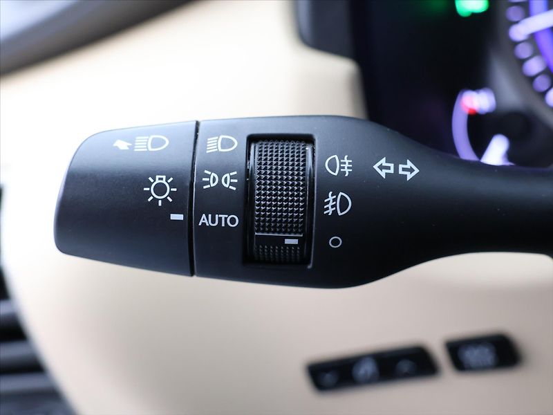 Lexus NX 300h 2,5 145kW 4WD Premium AUT - fotka 20 z 38