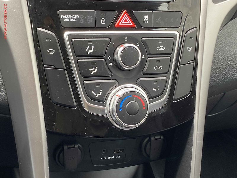 Hyundai i30 (2013) 1.4 CVVT, AC, park.čidla - fotka 13 z 14