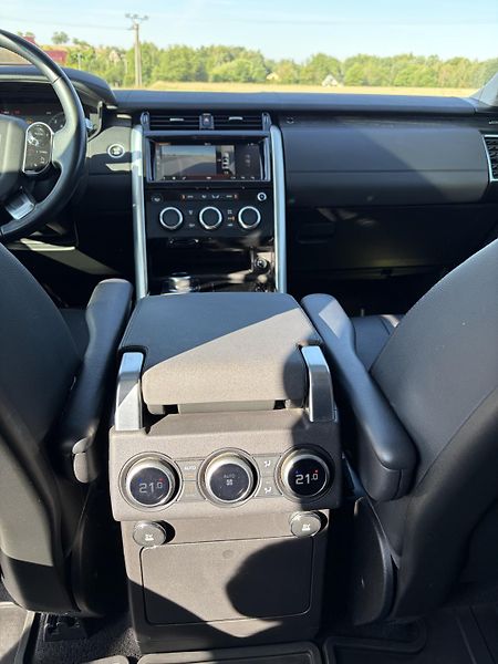 Land Rover Discovery (2019) Pro 7 osob - fotka 11 z 12