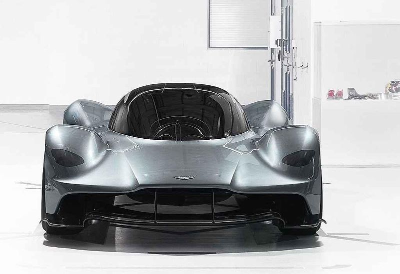 Aston Martin Valkyrie se Serenou Williams.