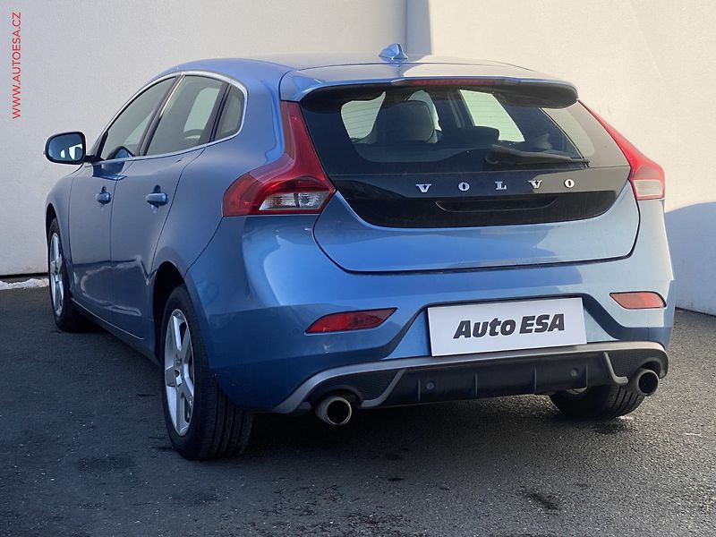 Volvo V40 (2015) 2.0 D2, 1.maj, R-design, navi - fotka 6 z 18