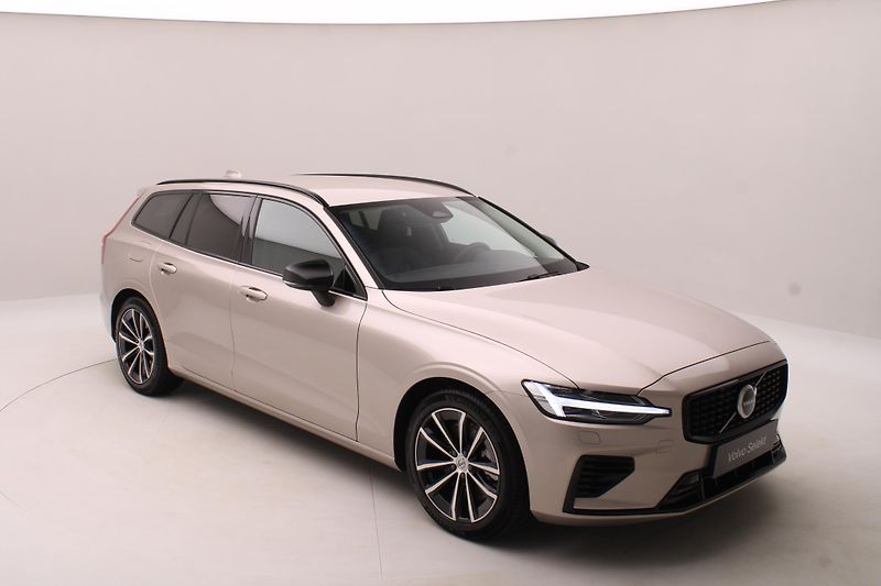 Volvo V60 T6 AWD PLUG-IN DARK REZERVACE - fotka 17 z 58