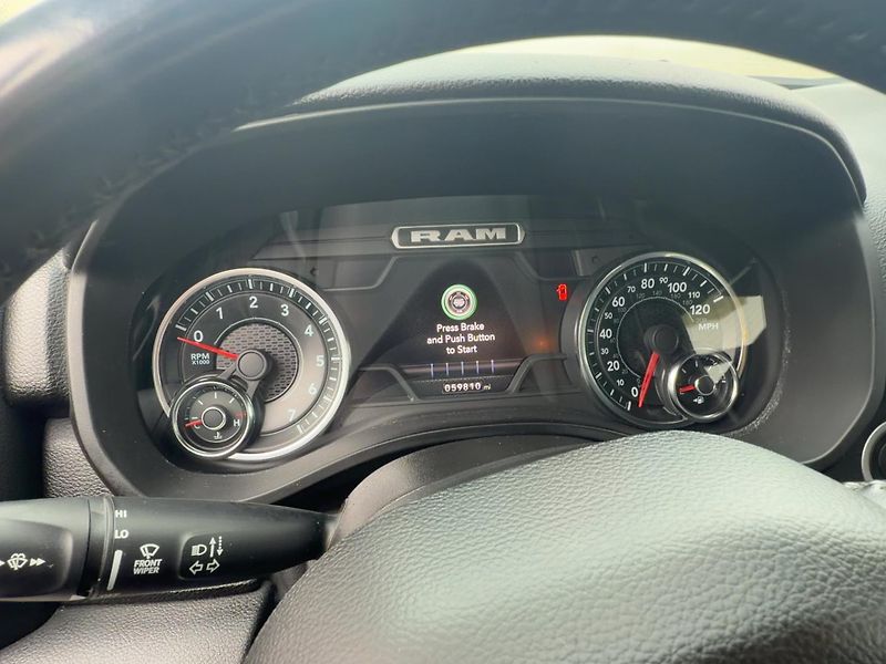Dodge RAM 1500 (2023) Bighorn 5,7 Hemi Lonestar Crew - fotka 18 z 20