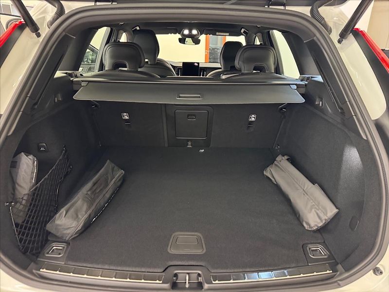 Volvo XC60 (2025) 2,0 B5 AWD Plus Black Ed  B5 - fotka 12 z 15