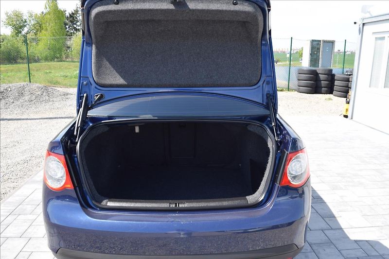 Volkswagen Jetta 1,9 TDI 77KW NOVÁ STK ALU - fotka 23 z 43
