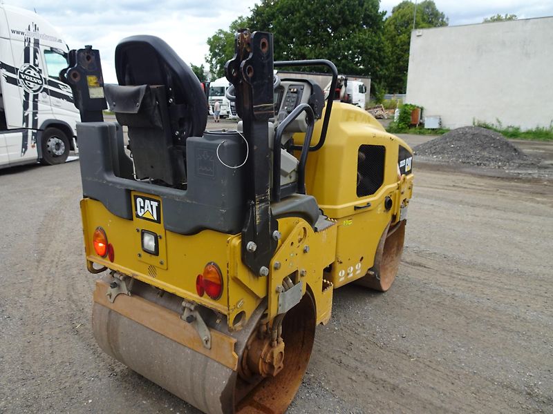 Caterpillar (2014) Tandemový vybrační valecCB22B  - fotka 7 z 12