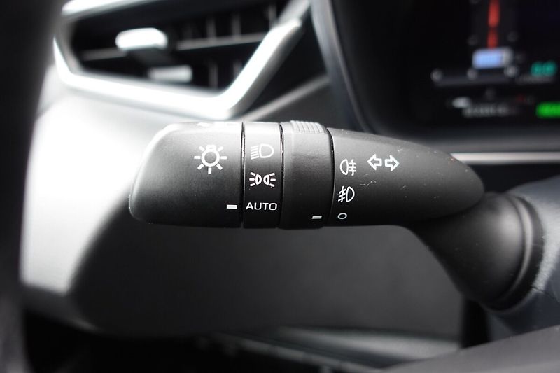Toyota Corolla 1,8HSD Comfort Tech - fotka 25 z 31