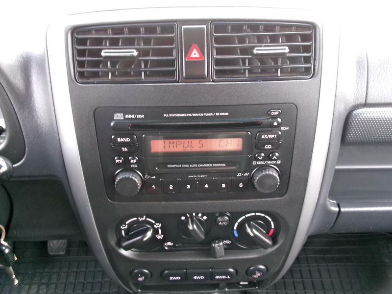Suzuki Jimny (2006) 1,3i KLIMA ALU VÝHŘEV TAŽNÉ - fotka 21 z 34