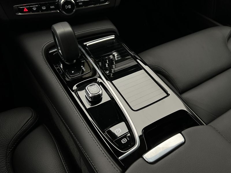 Volvo V90 T6 AWD RECHARGE DARK PLUS - fotka 27 z 46